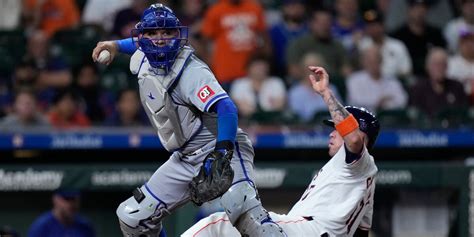 Astros take advantage of two errors in 4.